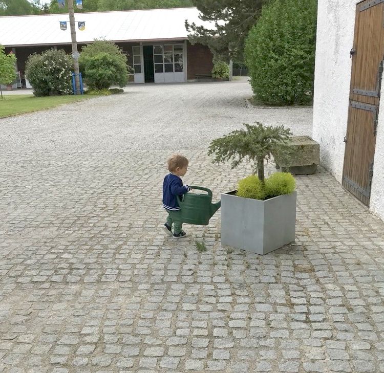 Kind mit Gieskanne